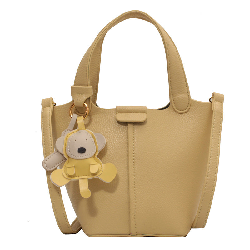 Damen Handtasche mit verspieltem Anhänger | Nord Taschen