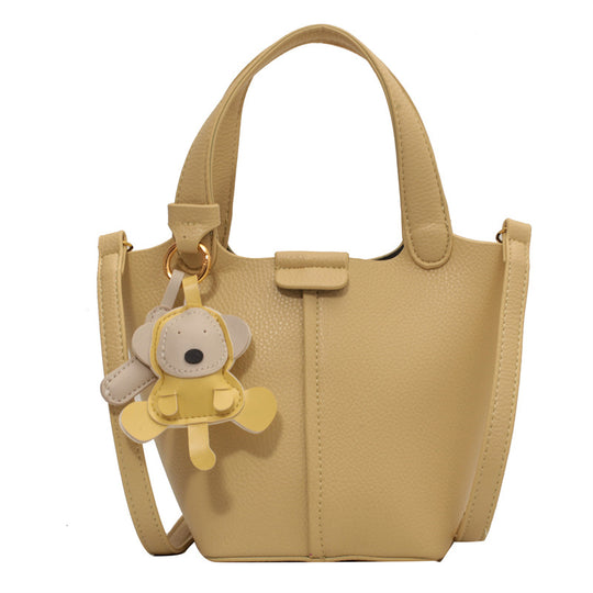 Damen Handtasche mit verspieltem Anhänger | Nord Taschen