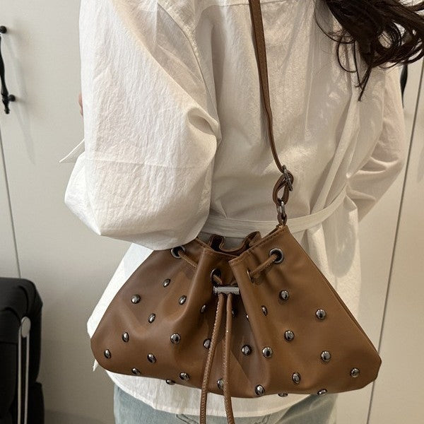 Damen modische Beuteltasche mit auffälligen Metallakzenten Nord Taschen