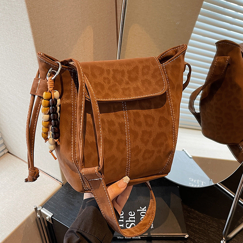 Damen Umhängetasche mit elegantem Leo-Muster und charmanten Details Nord Taschen