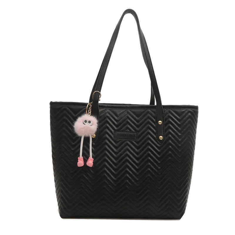 Damen Freizeit Tote-Bag mit strukturiertem Wellenmuster und charmantem Anhänger Nord Taschen