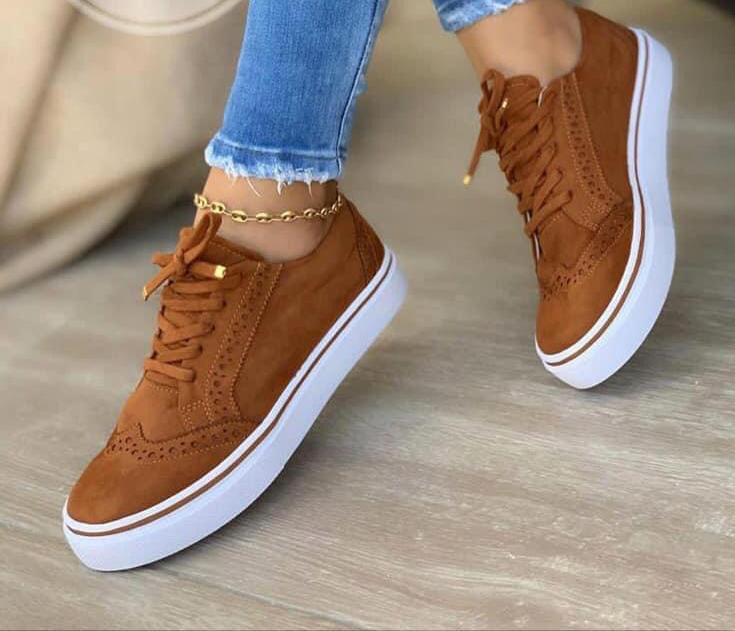 Damen Sneaker im eleganten Vintage-Look mit modischen Broguemustern