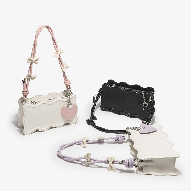 Damen Mini-Handtasche mit kreativem Wellenmuster und verspieltem Anhänger Nord Taschen