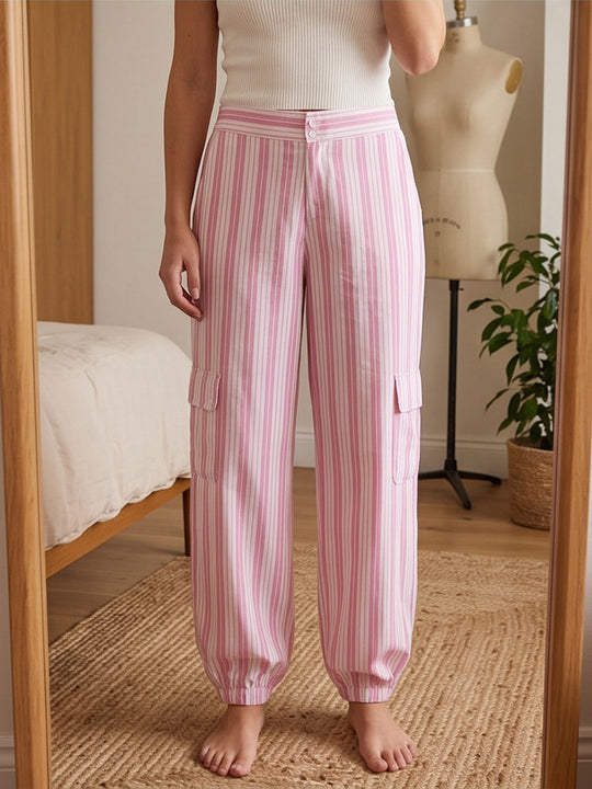 Damen Gestreifte Cargo-Loungehose mit hohem Bund, elastischem Knöchelabschluss und Pattentaschen Nord Taschen