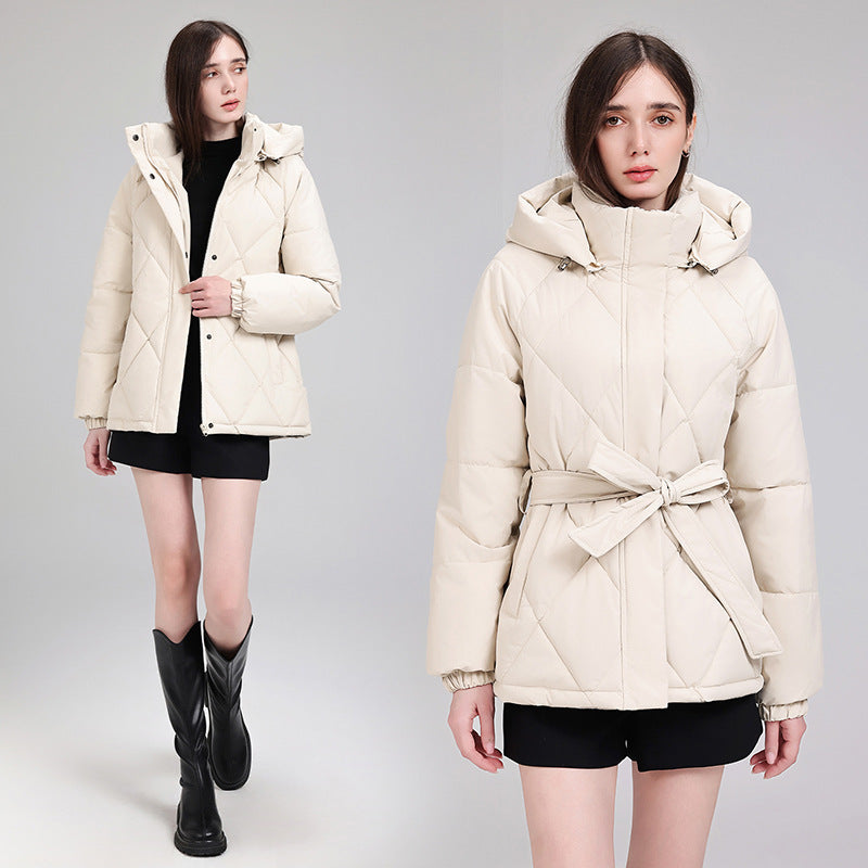 Damen nan luxuriöse kurze Pufferjacke mit integriertem Windschutzkragen und Taillengürtel Nord Taschen