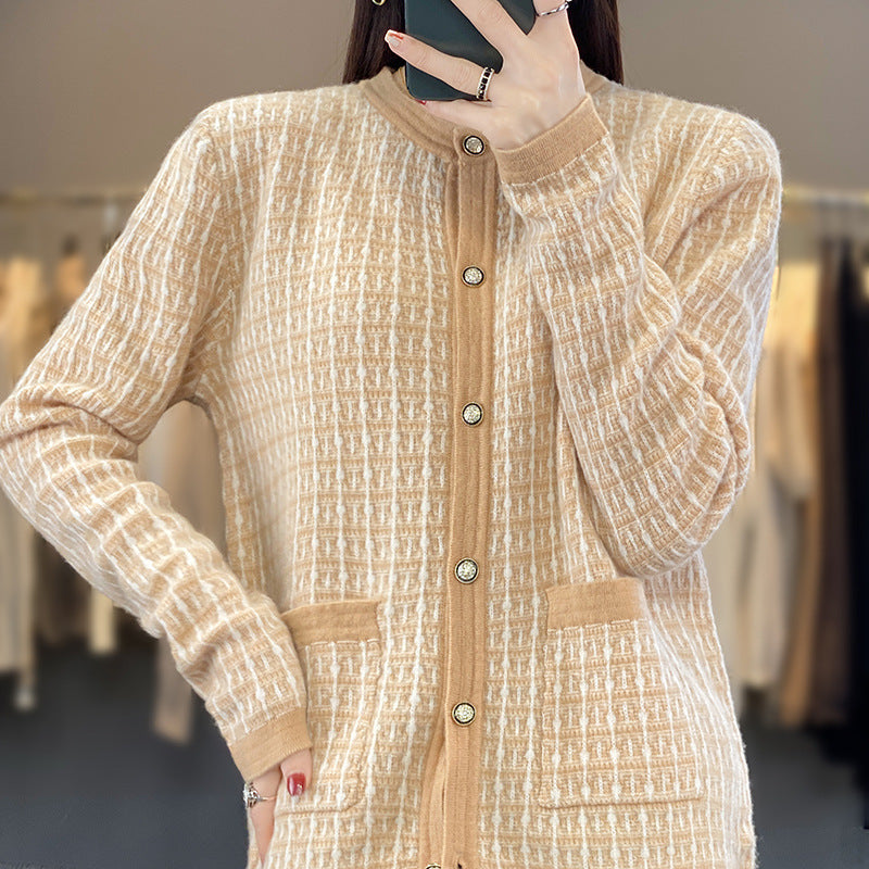 Damen Strickcardigan im Bouclé‑Gittermuster mit Rundhals, Schmuckknopfleiste und aufgesetzten Taschen Nord Taschen