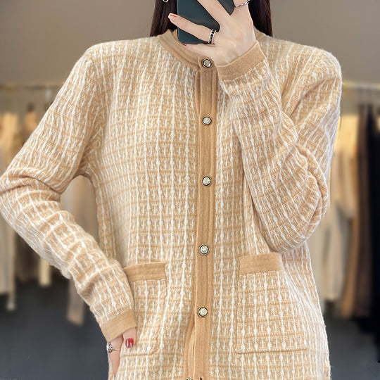 Damen Strickcardigan im Bouclé‑Gittermuster mit Rundhals, Schmuckknopfleiste und aufgesetzten Taschen Nord Taschen