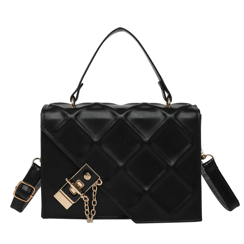 Damen Handtasche im modernen Steppmuster mit eleganter Kettenverzierung Nord Taschen