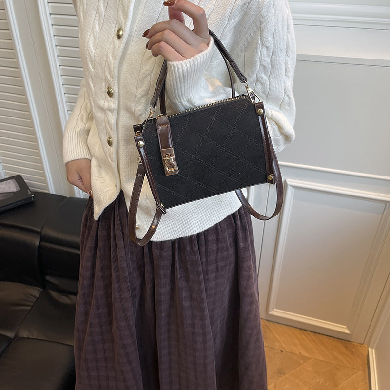 Damen Handtasche mit luxuriösem samtigem Obermaterial und modernen Akzenten Nord Taschen