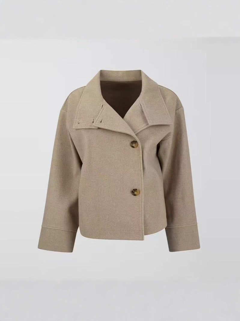 Damen Kurz geschnittene Boxy-Jacke mit Stehkragen und asymmetrischer Knopfleiste Nord Taschen