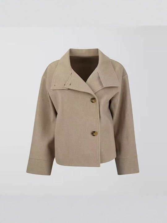 Damen Kurz geschnittene Boxy-Jacke mit Stehkragen und asymmetrischer Knopfleiste Nord Taschen