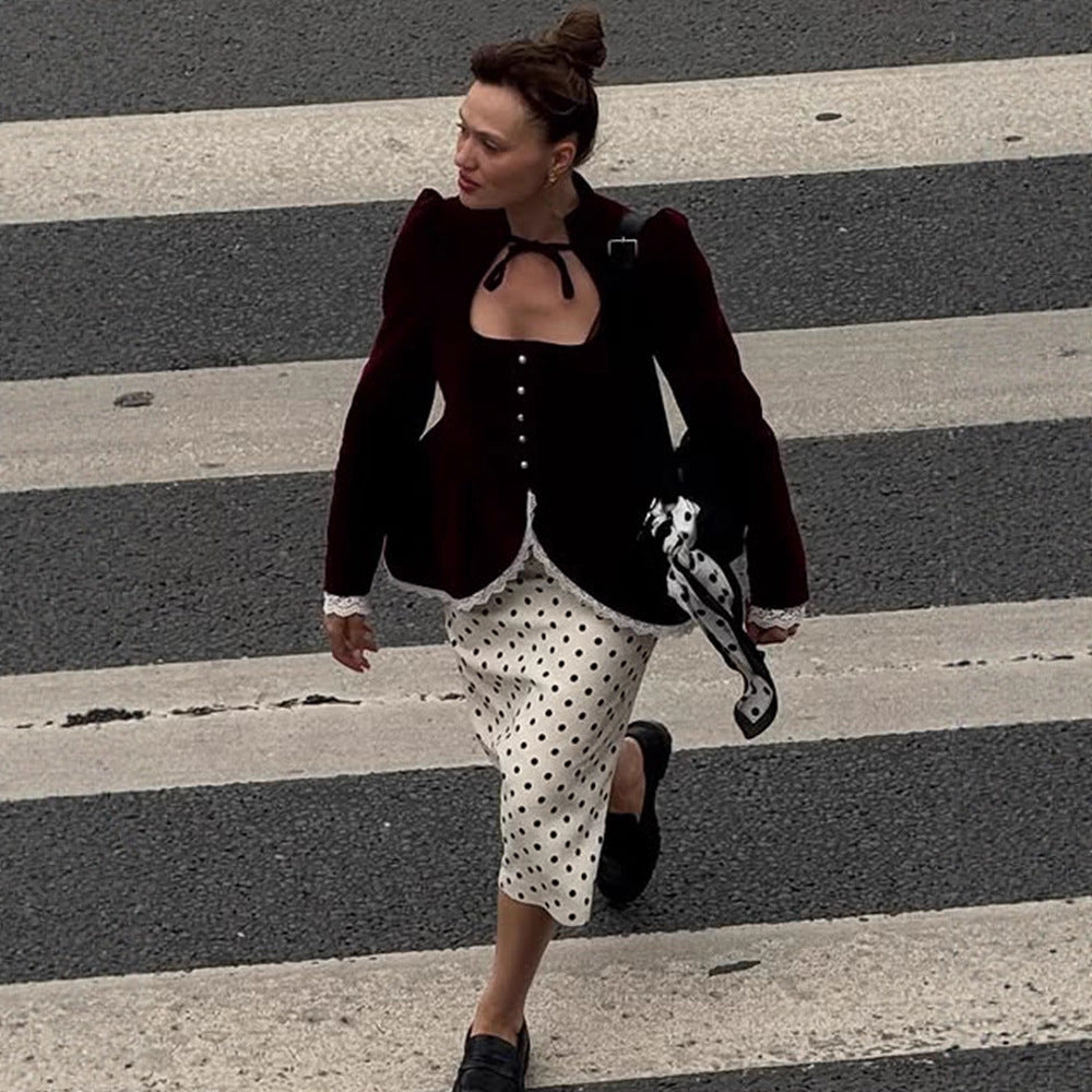 Damen tailliertes Samt‑Blazerkleid mit Herzausschnitt, Perlenknöpfen und Spitzenbesatz Nord Taschen