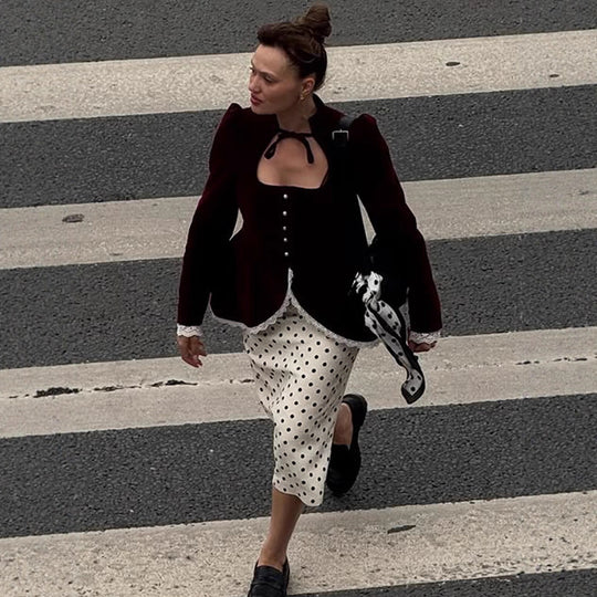 Damen tailliertes Samt‑Blazerkleid mit Herzausschnitt, Perlenknöpfen und Spitzenbesatz Nord Taschen