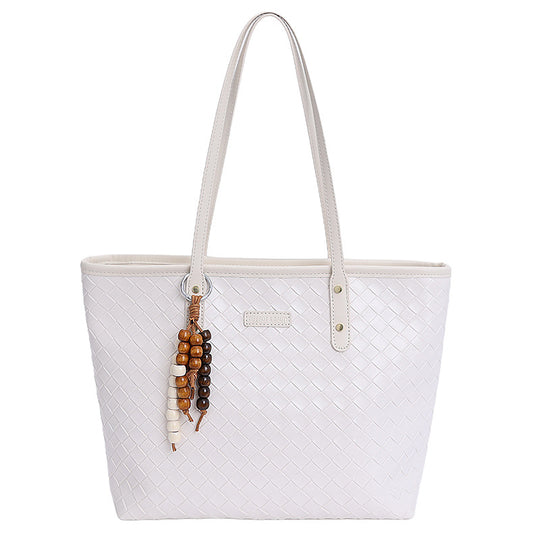 Damenhandtasche mit geflochtenem Design und bunten Holzanhängern Nord Taschen