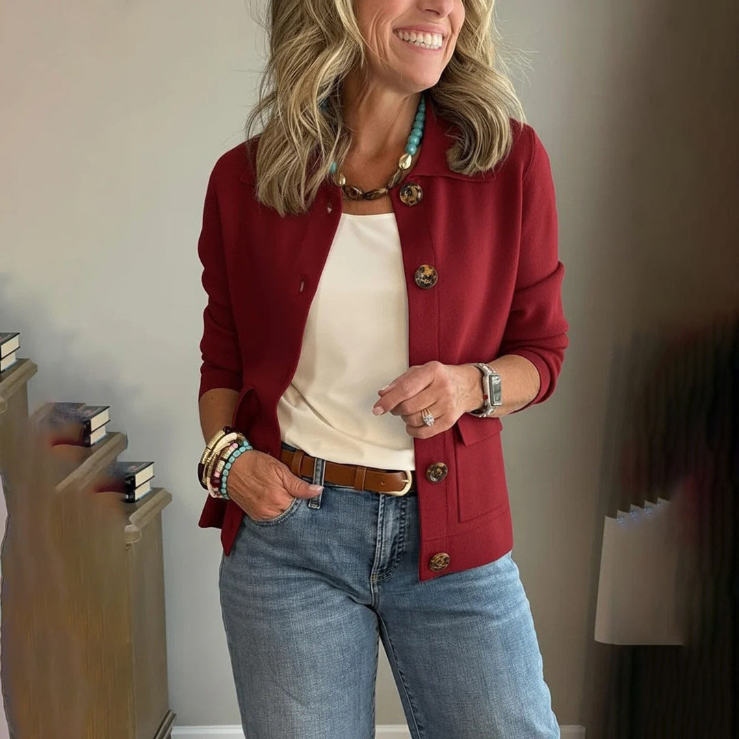Damen Kurzstrickjacke mit Hemdkragen, aufgesetzten Taschen und Hornknöpfen Nord Taschen