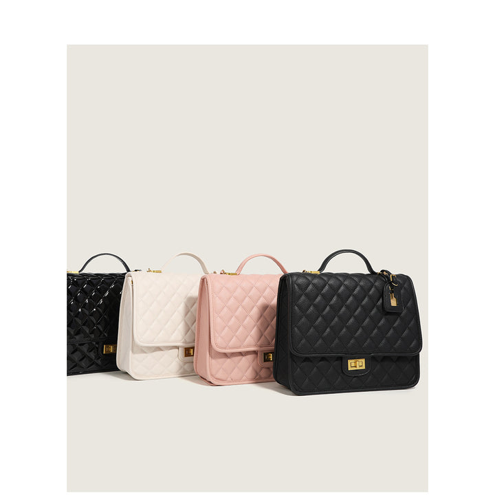 Damen Handtasche mit glänzender Steppung und elegantem Kettenanhänger Nord Taschen