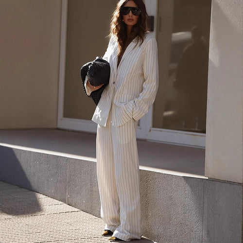 Damen Zweiteiliges Nadelstreifen-Anzugset mit Oversize-Blazer und weiter Bundfaltenhose Nord Taschen