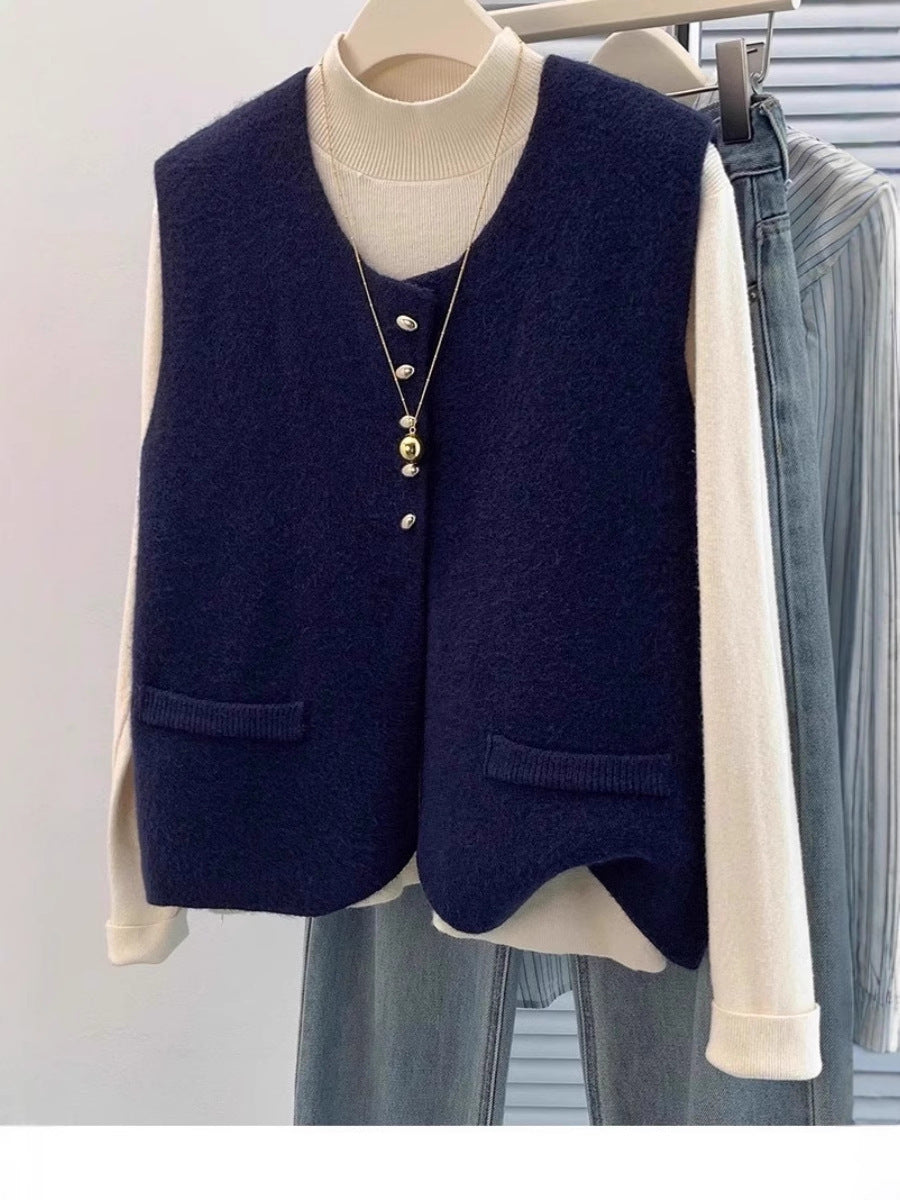 Damen Kurzgeschnittene Ärmellose Strickweste mit Perlenknopfleiste und aufgesetzten Taschen Nord Taschen