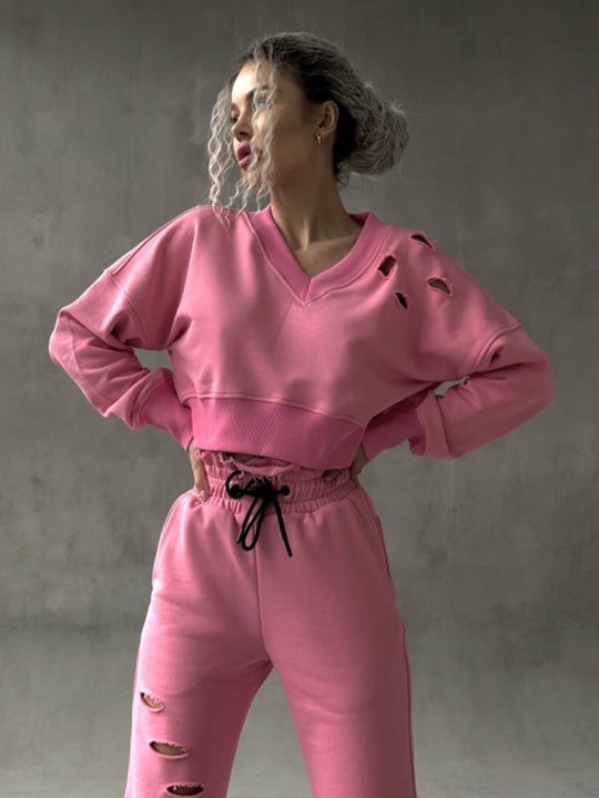 Damen kurzgeschnittenes Sweat-Set mit V-Ausschnitt, Rüschenbund Highwaist Jogginghose und Distressed-Details Nord Taschen