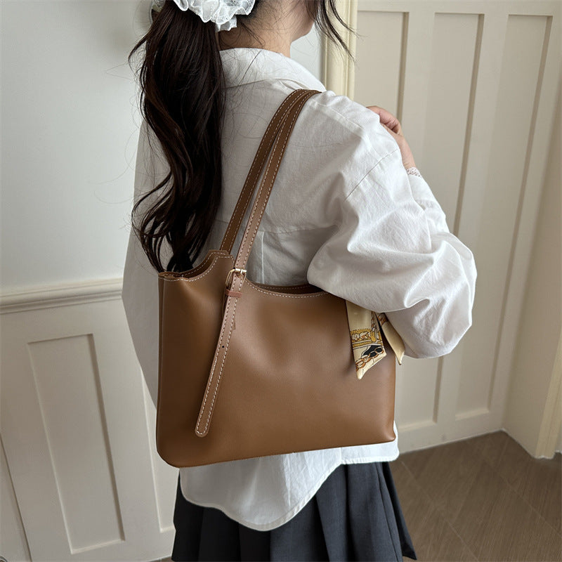 Damen elegante Tote-Bag mit feinem Tragegurt und modischen Accessoires Nord Taschen