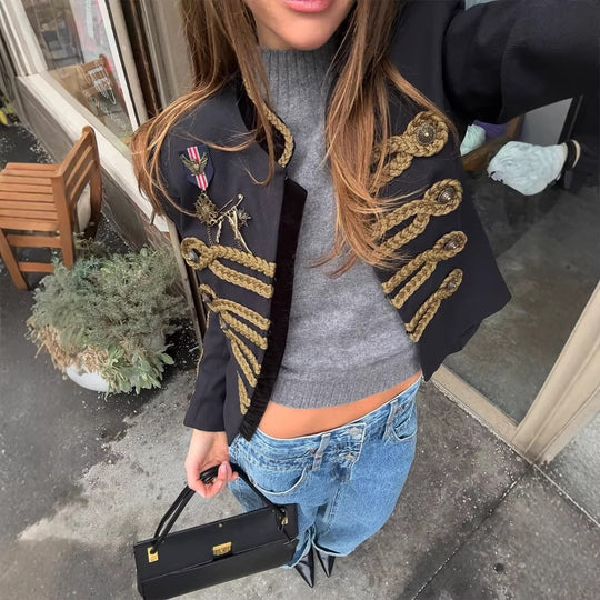 Damen Kurze Militärinspirierte Paradejacke mit goldener Kordelverzierung Nord Taschen