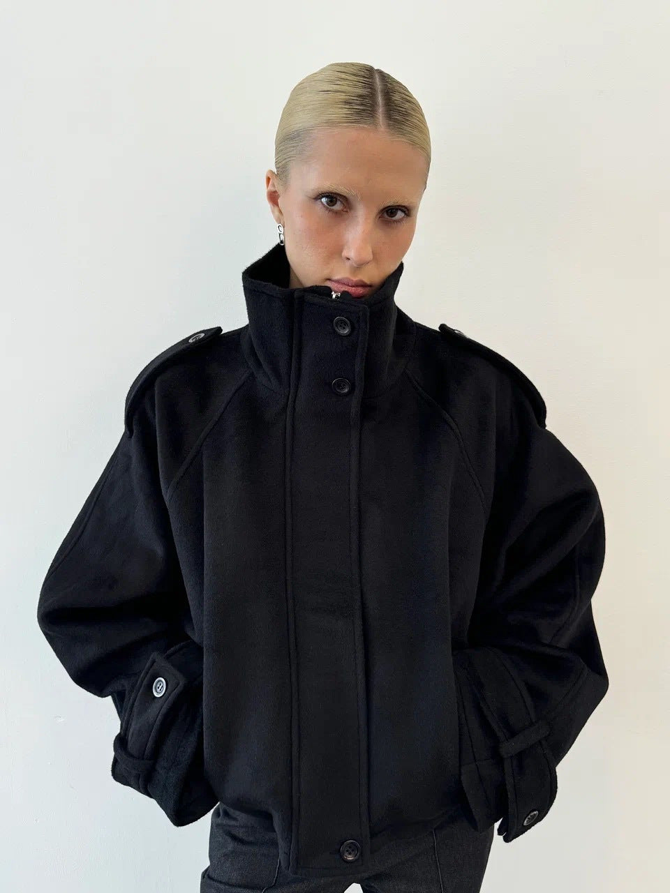 Damen Kurz geschnittene Oversize-Wolljacke mit hohem Stehkragen, Schulterklappen und verstellbaren Ärmelriegeln Nord Taschen