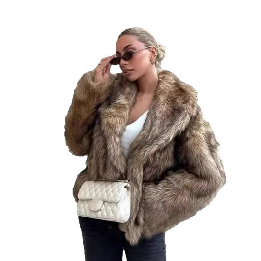 Damen Kurz geschnittene voluminöse Kunstpelzjacke mit Oversize‑Schalkragen Nord Taschen