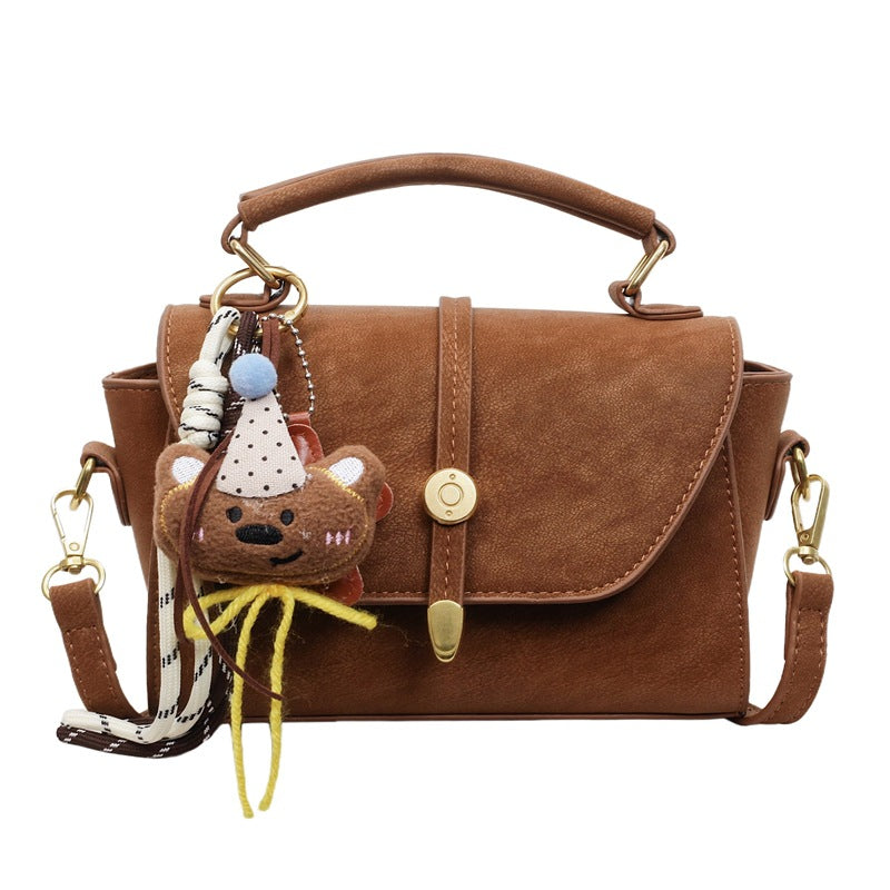 Damen Handtasche mit verspieltem Design und charmantem Anhänger Nord Taschen