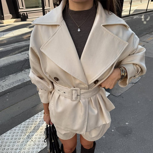 Damen Kurz-Trenchcoat mit tailliertem Gürtel, weitem Revers und kastiger Silhouette Nord Taschen