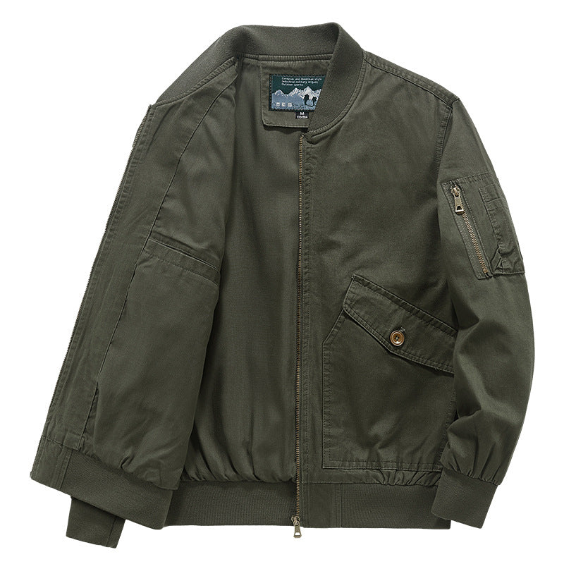 Herren leichter Canvas‑Bomber im Pilotencut mit Zip‑Ärmeltasche und schräg aufgesetzten Pattentaschen Nord Taschen