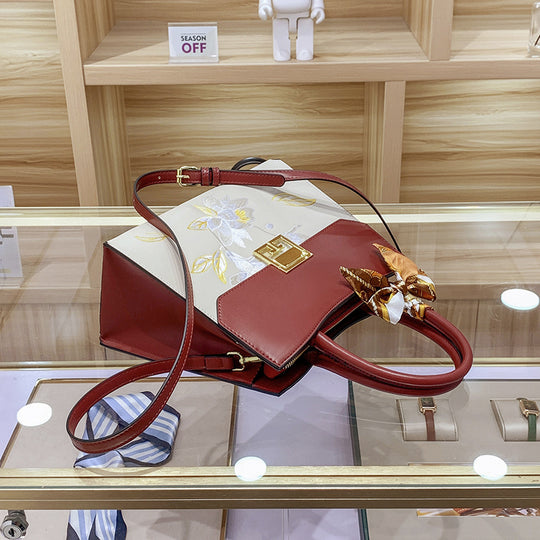 Damen Handtasche mit elegantem floralem Design und praktischen Trageoptionen Nord Taschen