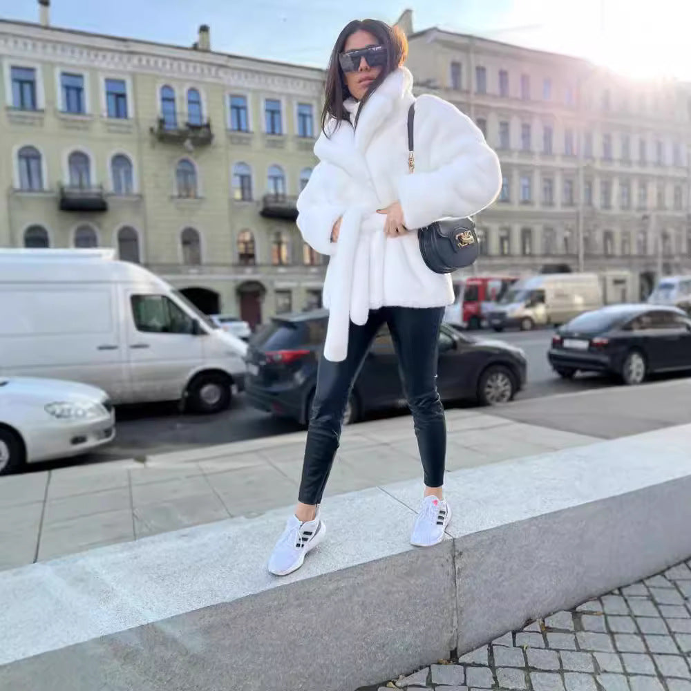 Damen Kurzmantel aus luxuriösem Kunstpelz mit Taillengürtel und hohem Schalkragen Nord Taschen