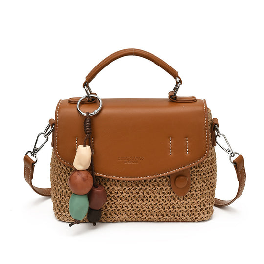 Damen Designersattel-Tasche mit einzigartigen geflochtenen Details und verspieltem Anhänger Nord Taschen