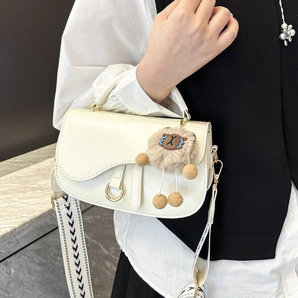 Damen elegante Umhängetasche mit verspieltem Anhänger Nord Taschen