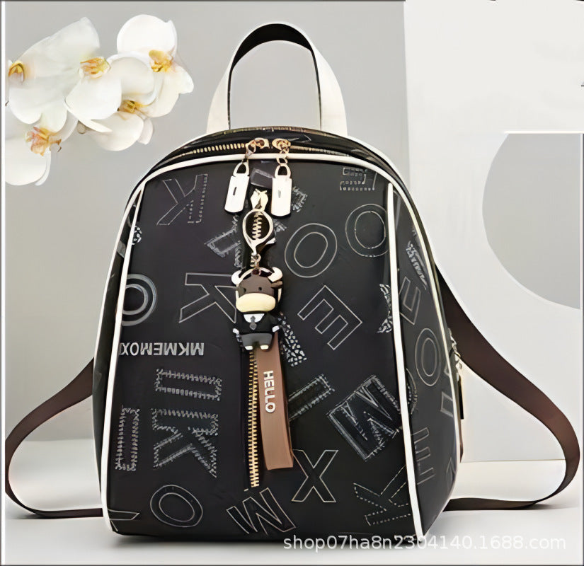 Damen Rucksackhandtasche mit modernem Schriftzug und charmantem Anhänger Nord Taschen