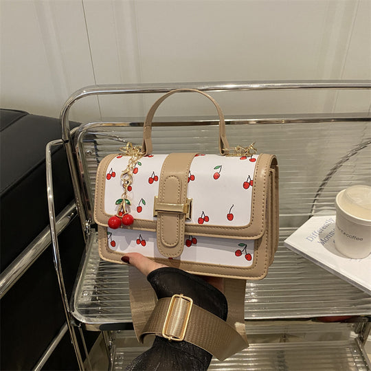 Damen Umhängetasche mit fruchtigem Kirschmotiv und schickem Anhänger Nord Taschen