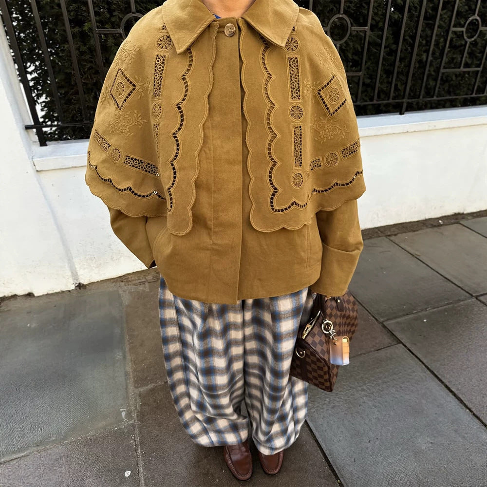 Damen Kurzjacke mit besticktem Cape, Lochstickerei und geschwungenem Saum Nord Taschen