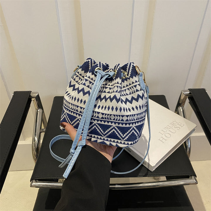 Damen Beuteltasche aus hochwertigem gewebtem Material mit praktischen Tragegriffen Nord Taschen