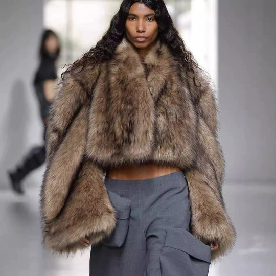 Damen Kurze voluminöse Crop-Faux-Fur-Jacke mit verlängerten Ärmeln Nord Taschen