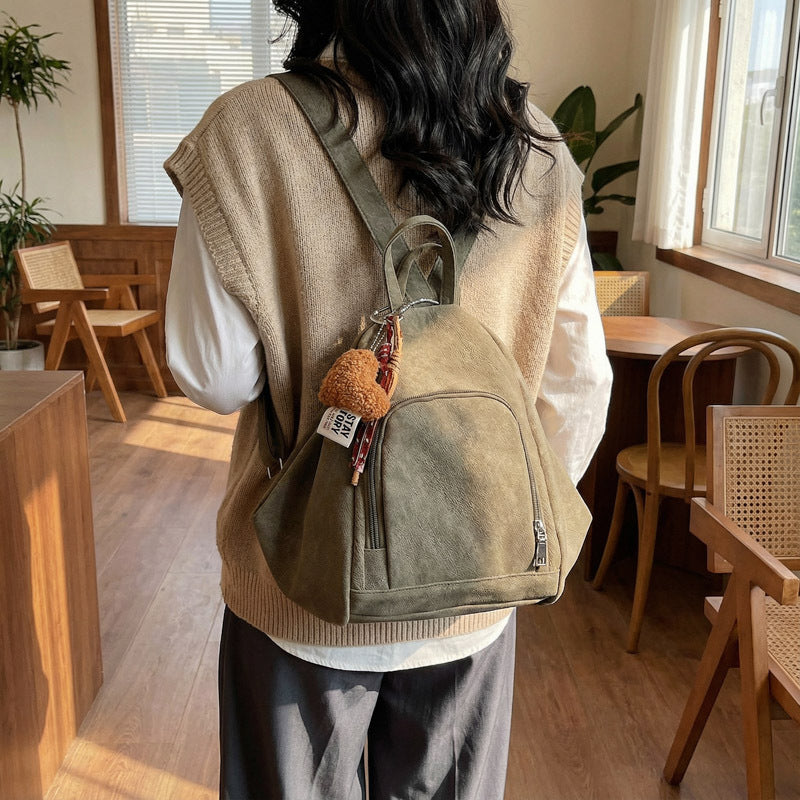 Damen Hobo-Tasche aus weichem Wildleder mit charmantem Anhänger Nord Taschen