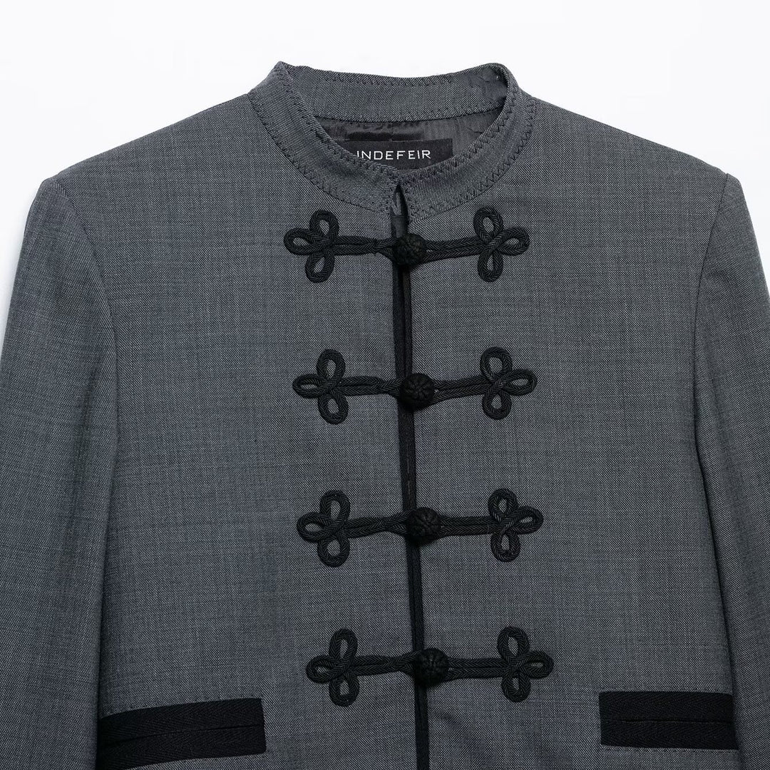 Damen Kurze Jacke im Mandarinstil mit Zierknotenverschluss und taillierter Silhouette Nord Taschen