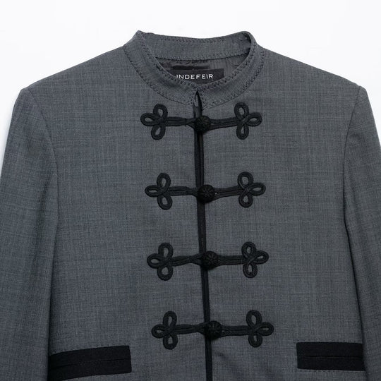 Damen Kurze Jacke im Mandarinstil mit Zierknotenverschluss und taillierter Silhouette Nord Taschen