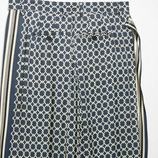 Damen Hochtaillierte weite Palazzo‑Hose mit grafischem Kettendruck und kontrastierendem Seitenstreifen Nord Taschen