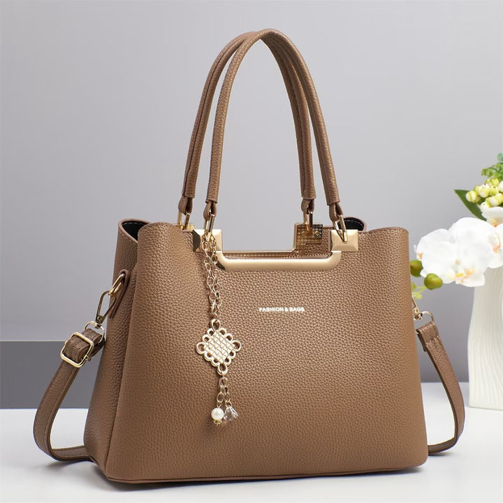 Damen klassische Handtasche mit dekorativem Anhänger Nord Taschen