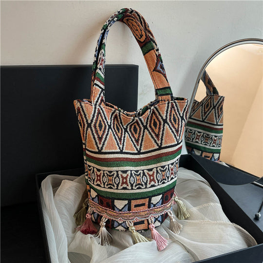 Damen Jute-Tragetasche mit modernem Ethnodruck und trendigen Quasten Nord Taschen