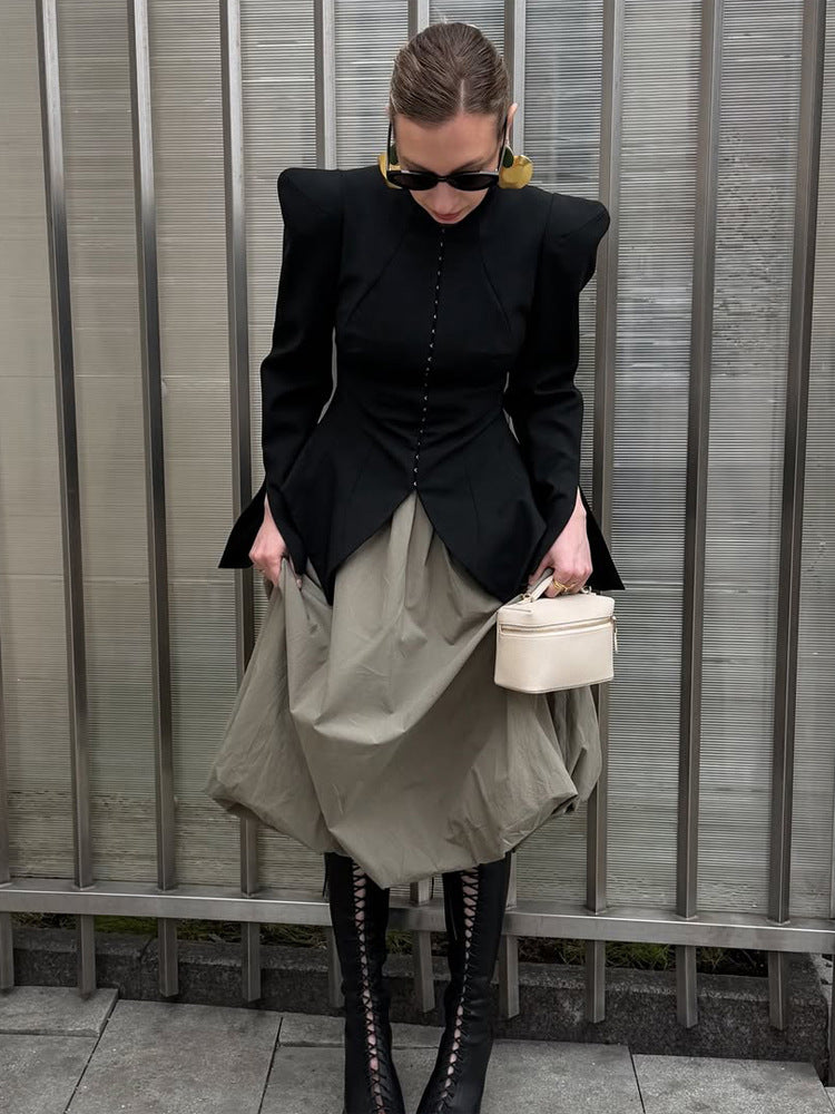 Damen Taillierter Blazer mit skulpturalen Schultern, betonter Taille und spitzem Schößchen Nord Taschen