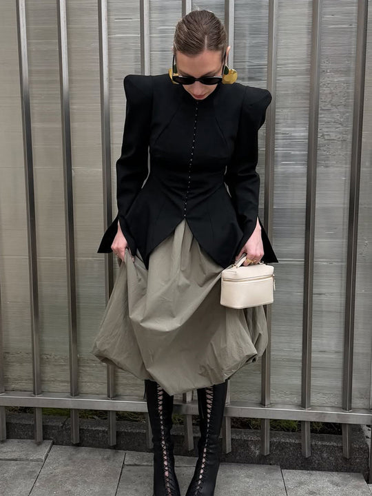 Damen Taillierter Blazer mit skulpturalen Schultern, betonter Taille und spitzem Schößchen Nord Taschen