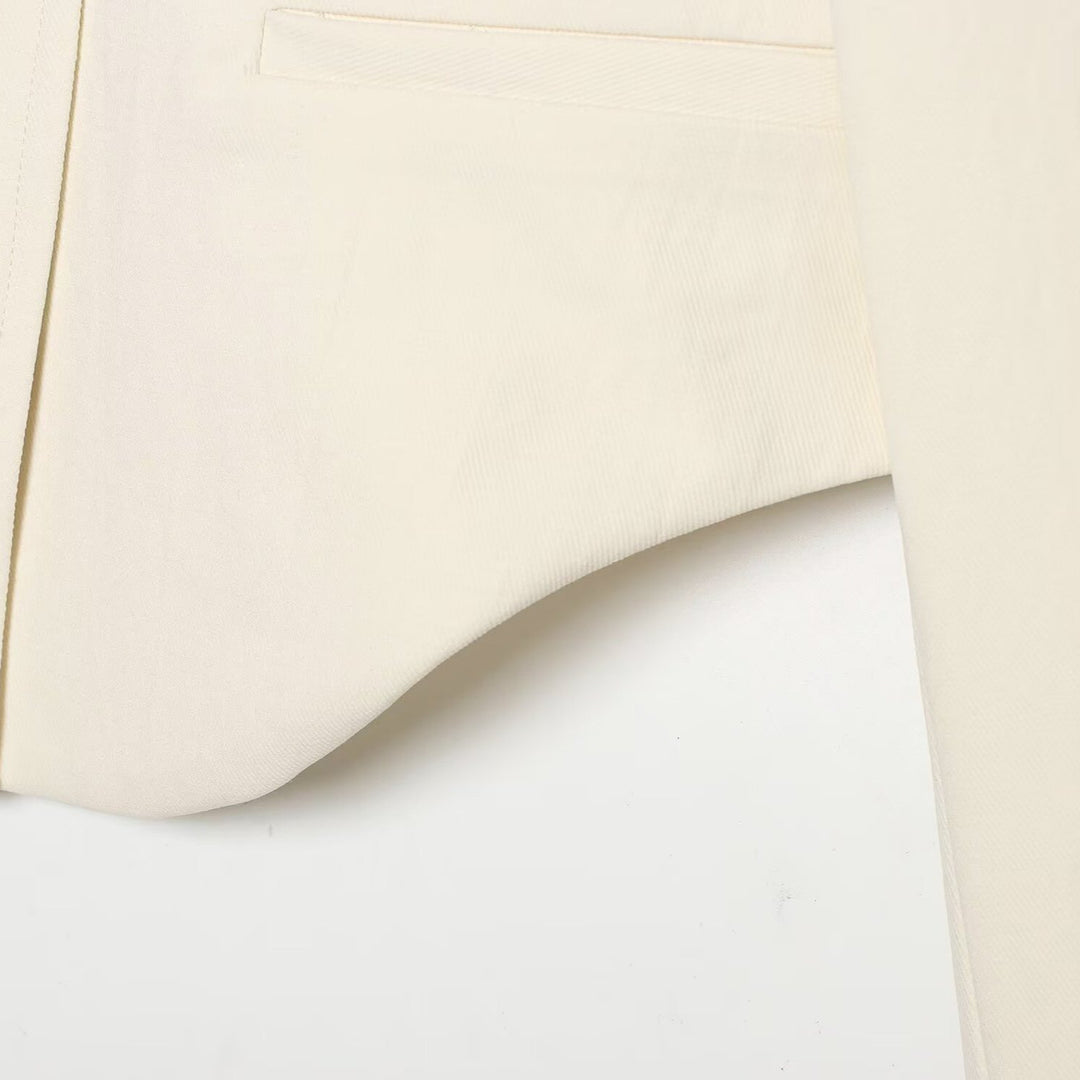 Damen Kurzer taillierter Blazer mit Stehkragen, asymmetrischer Knopfleiste und geschwungenem Saum Nord Taschen