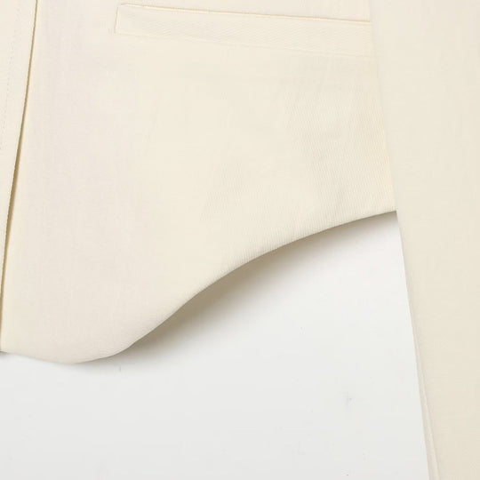 Damen Kurzer taillierter Blazer mit Stehkragen, asymmetrischer Knopfleiste und geschwungenem Saum Nord Taschen