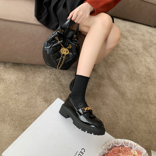 Damen Chunky‑Loafer aus Glattleder mit profilierter Lug‑Sohle und goldener Kettenapplikation Nord Taschen